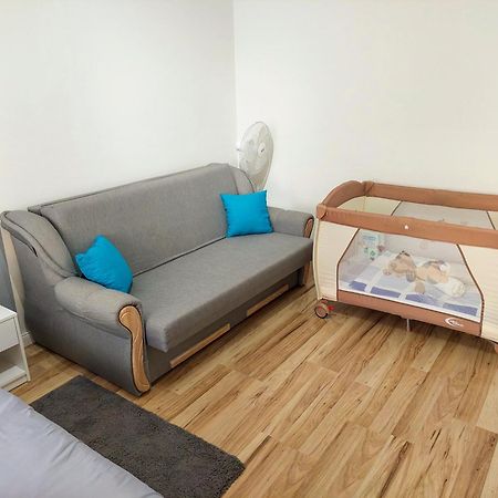 Aweshome City Apartment - 3 Bedrooms And Free Parking Debrecen Exterior photo